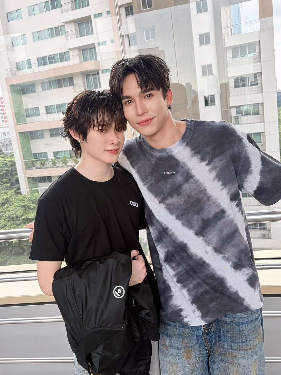 faipunys's tweet photo. ชอบถ่ายรูปแบบ Gen Z มาก ไม่รู้ว่ากดติดมั้ย แต่นี่ถ่ายรูปคู่มาให้ กลัวถ่ายเพดานอีก🤏🏻
#MaxNat https://t.co/HQ7LKDoGBZ