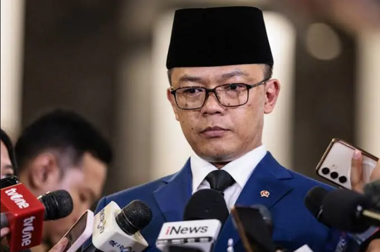 ferrykoto's tweet photo. Dengan diberhentikannya Sugiono dari Menlu, dan kini dipindah ke jabatan Menko PMK) yg blas ndak nyambung dgn area tugas2 sebelumnya, maka pihak2 yg mempertanyakan kompetensi Sugiono makin memperoleh dasar yg kuat.

Amsiong tenan Presiden ku, dulu menunjuk arek ini jadi wajah depan negara di dunia Internasional atas alasan apa?

Jangan2 cuma bagi2 jabatan, makanya banyak kementerian dan Badan yang ndak jelas kerjanya.