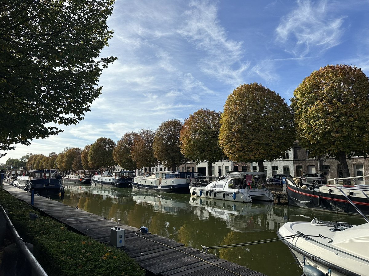 NolfJan's tweet photo. #vrtweer #joiedevivre #autumn Het lijkt nu echt wel de start van de herfst(-kleuren) hier in Brugge, bij m’n jogging: #blijfbewegen = #blijbewegen #keepmoving 💪🙏❤️❗️ https://t.co/hnUrJTsAZe