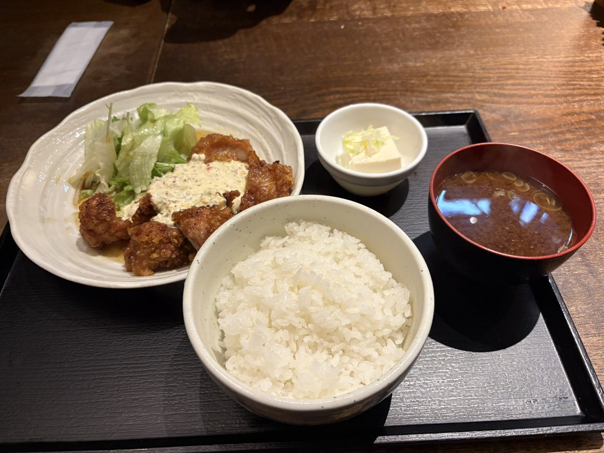 Chaunnhei's tweet photo. 名物が親子丼の店で初めてチキン南蛮をチョイス
通い慣れた証 https://t.co/KOOMepfpLE