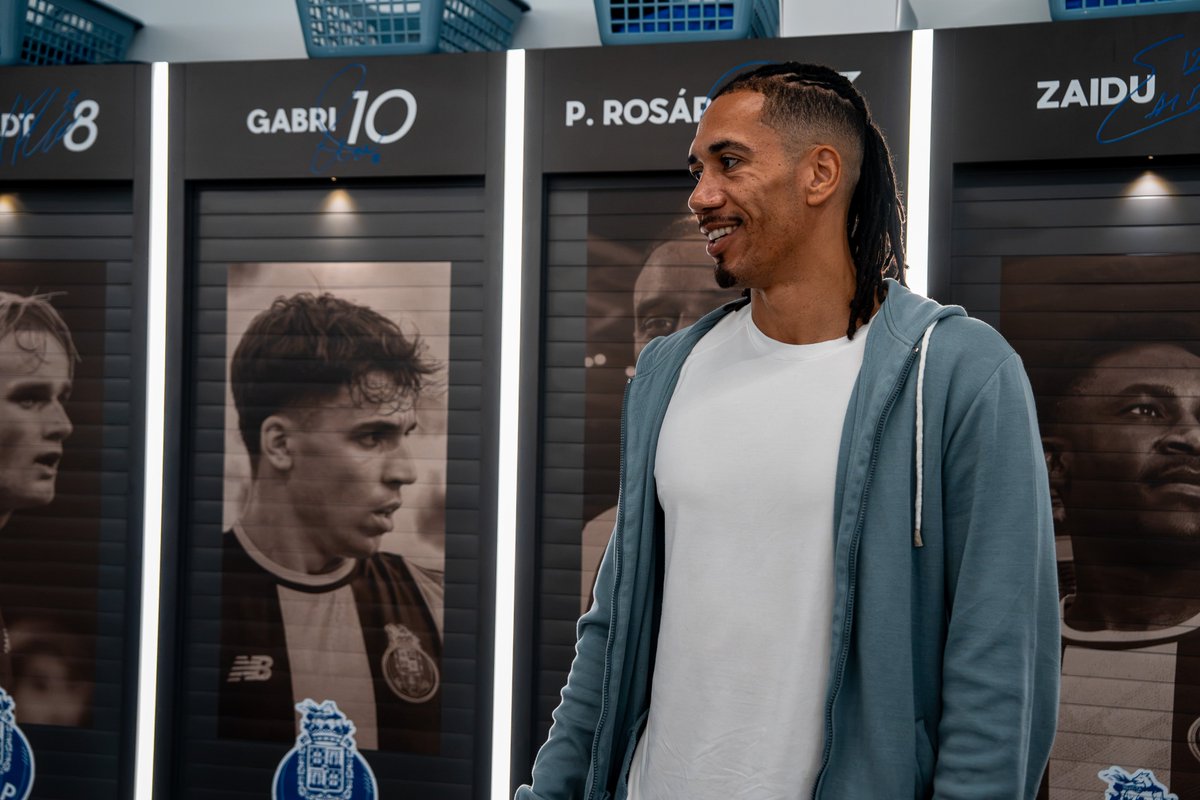 FCPorto's tweet photo. The new home. The first training session @ChrisSmalling 🏠🐉 https://t.co/gBAFdbgyEQ