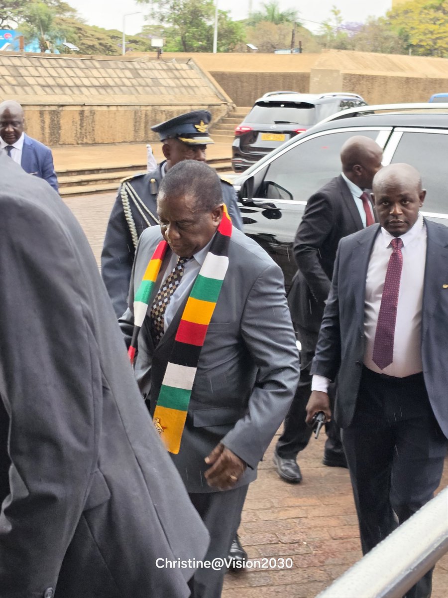 ED4TheNation's tweet photo. His Excellency the President and First Secretary of the ruling party ZANU-PF Cde Dr Emmerson Mnangagwa has arrived at the Party Headquarters.
#CentralCommitte https://t.co/D88GGFRlso