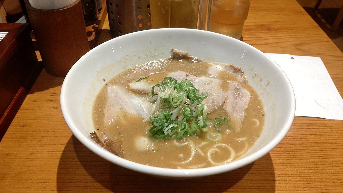 umedahitorimesh's tweet photo. 味噌ラーメン 900円、生ビール 600円@らーめん あらうま堂 JR大阪駅桜橋口店。神戸発祥の豚骨ラーメンチェーン、熊五郎の系列。あらうま堂ブランドは梅田に2店舗だけみたい。豚骨醤油のお店ですが、なんとなく気分で味噌ラーメン。豚骨臭強め。
#大阪グルメ
#梅田グルメ
#あらうま堂
#エキマルシェ大阪 https://t.co/LGhyse1yjR