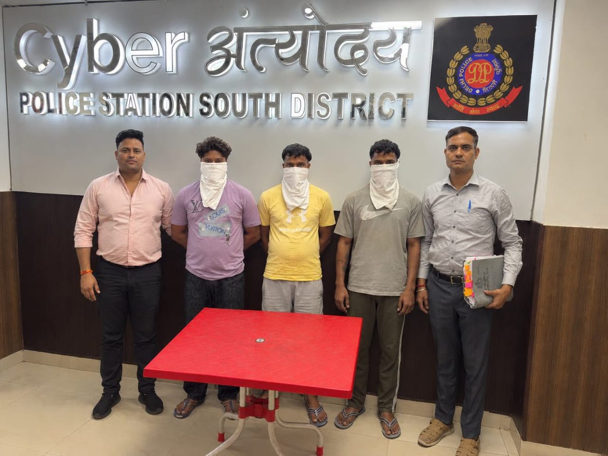 RohitKumarNews's tweet photo. "7.86 लाख ठगकर समझा खेल खत्म, साउथ साइबर पुलिस बोली - बेटा खेल तो अब शुरू हुआ है", ऊधम सिंह नगर से 3 ठग दबोचे https://t.co/SjjcxfhH08