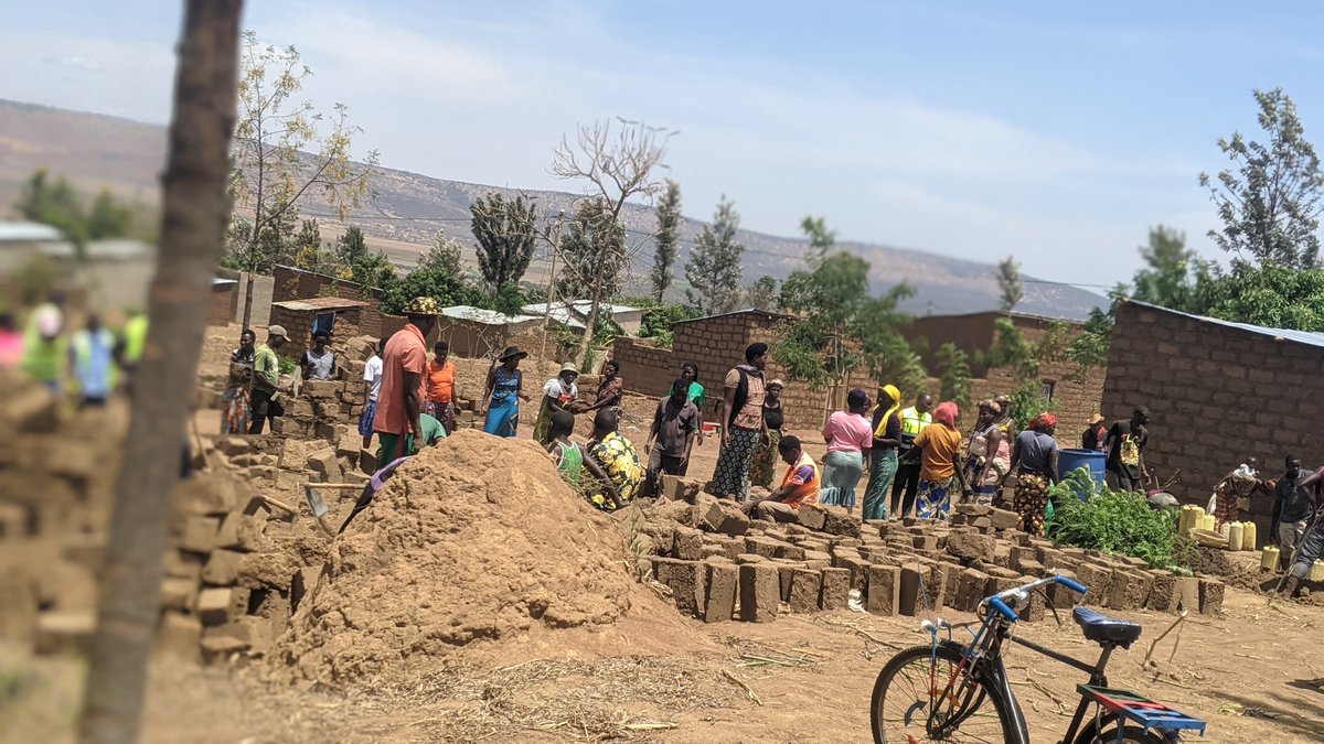 JohnNgenda9168's tweet photo. Ukwakira 2026 ni ukwezi kw’ubukorerabushake. 🤝🇷🇼 Youth Volunteers Kayonza ndego twakoze umuganda mugikorwa cyo kubakira inzu utishoboye kubufatanye ninzego zitandukanye ndetse nabaturage.
💪 #RwandaYouthVolunteersMonth @KayonzaDistrict @PaulKagame https://t.co/LJdKikmrkA
