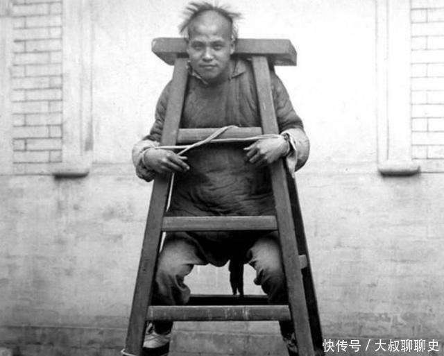 xtngabr787's tweet photo. Look at the charming Qian Yu in the wooden stocks! https://t.co/DzOsnnq5rU