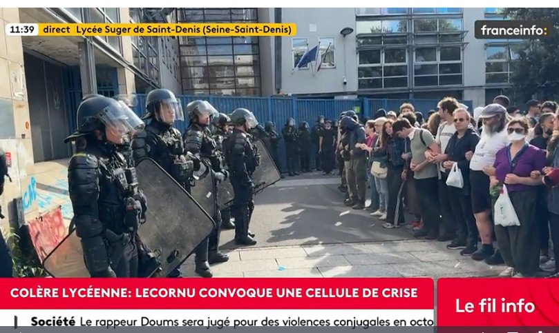 Istaria's tweet photo. A saint Denis, chaine humaine de parents et de profs qui protègent les enfants face à la police. https://t.co/2W6PSBa5o3
