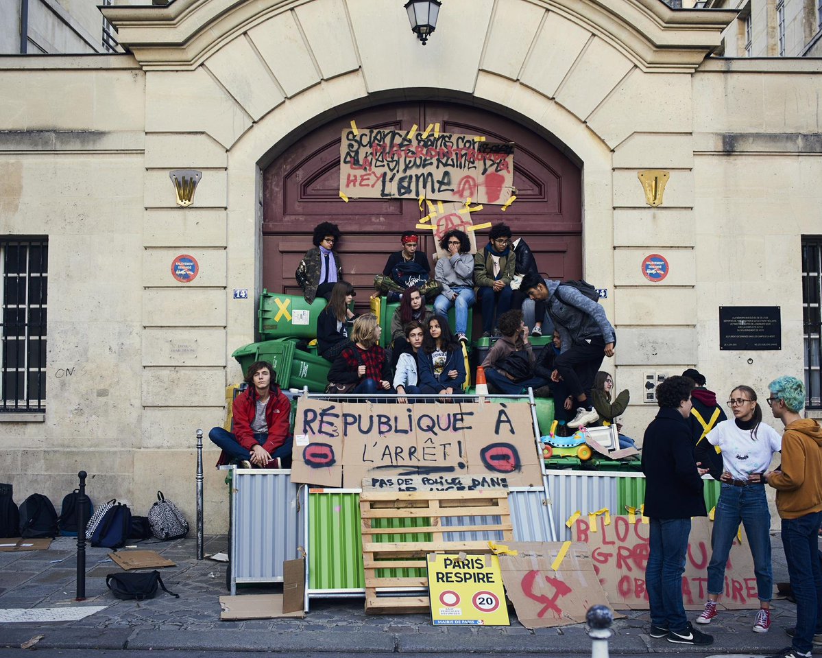 AlertesInfos's tweet photo. 🇫🇷 "Les lycéens d’aujourd’hui sont peut-être les nouveaux Gilets jaunes", estime le journaliste franco-suisse Richard Werly. (déclaration sur LCI) https://t.co/w3AzRdHHaD