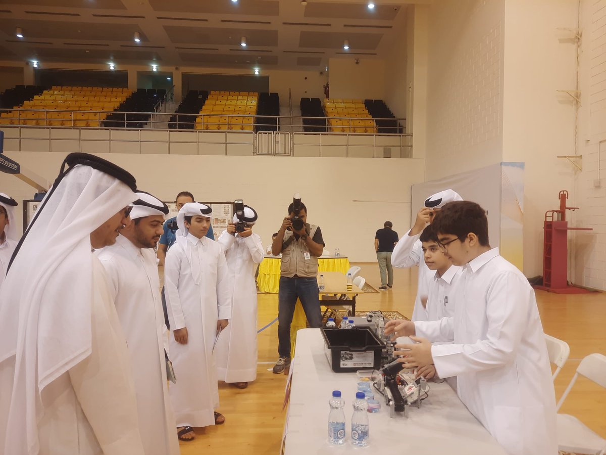alrazipsb's tweet photo. مشاركة طلاب المدرسة في مؤتمر هوايات الشباب النسخة الحادية عشرة تحت شعار "مدن ومجتمعات مستدامة" في نادي قطر الرياضي، استعرض فيها طلاب المدرسة نموذجين لروبوت من تصميمهم أحدهما لفرز النفايات والآخر لترشيد المياه. https://t.co/MT3nGBtFZF