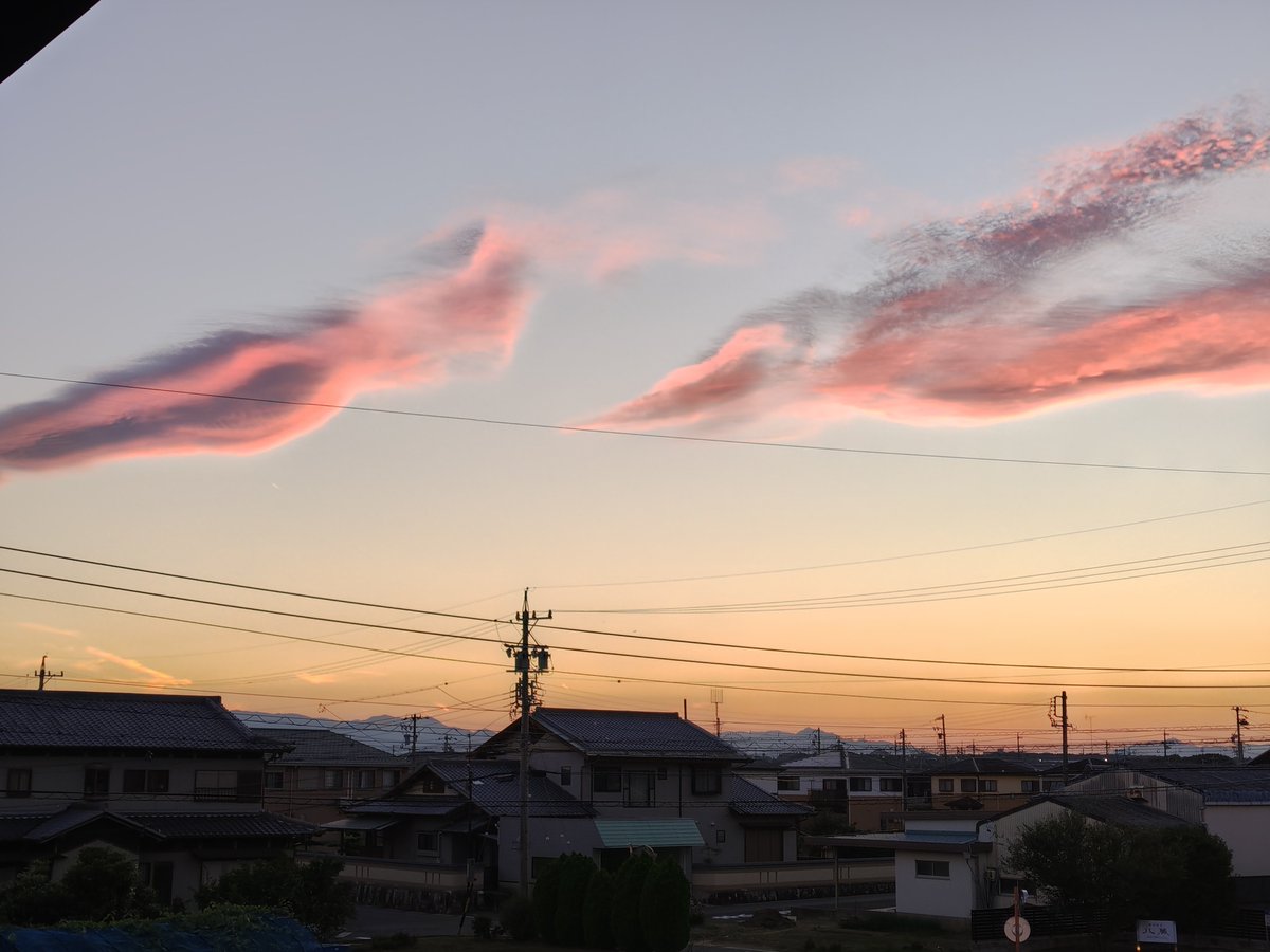 tomo110607's tweet photo. こんばんは〜
今日の夕方の空と夜ごはん😁 https://t.co/datk6A1oVy
