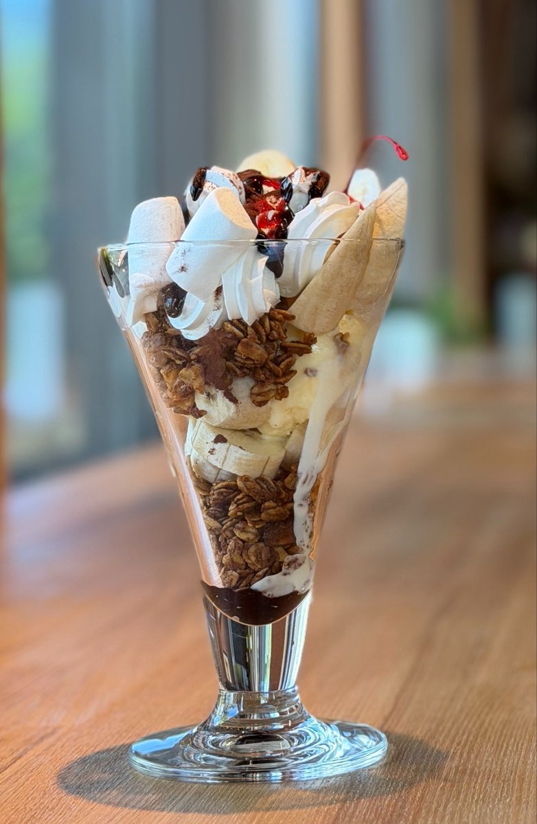 humangroup's tweet photo. お疲れさまです♪ヒューマングループです🚗
カフェPonoメニュー紹介です🍨

🍫チョコバナナパフェ
ポイントは自家製グラノーラ。サクサク食感がアクセントになり、アイスやバナナとの相性ぴったりです✨

甘いものが食べたいとき、ぜひPonoのパフェをお楽しみください！#企業公式がお疲れ様を言い合う https://t.co/676nI2ks3p