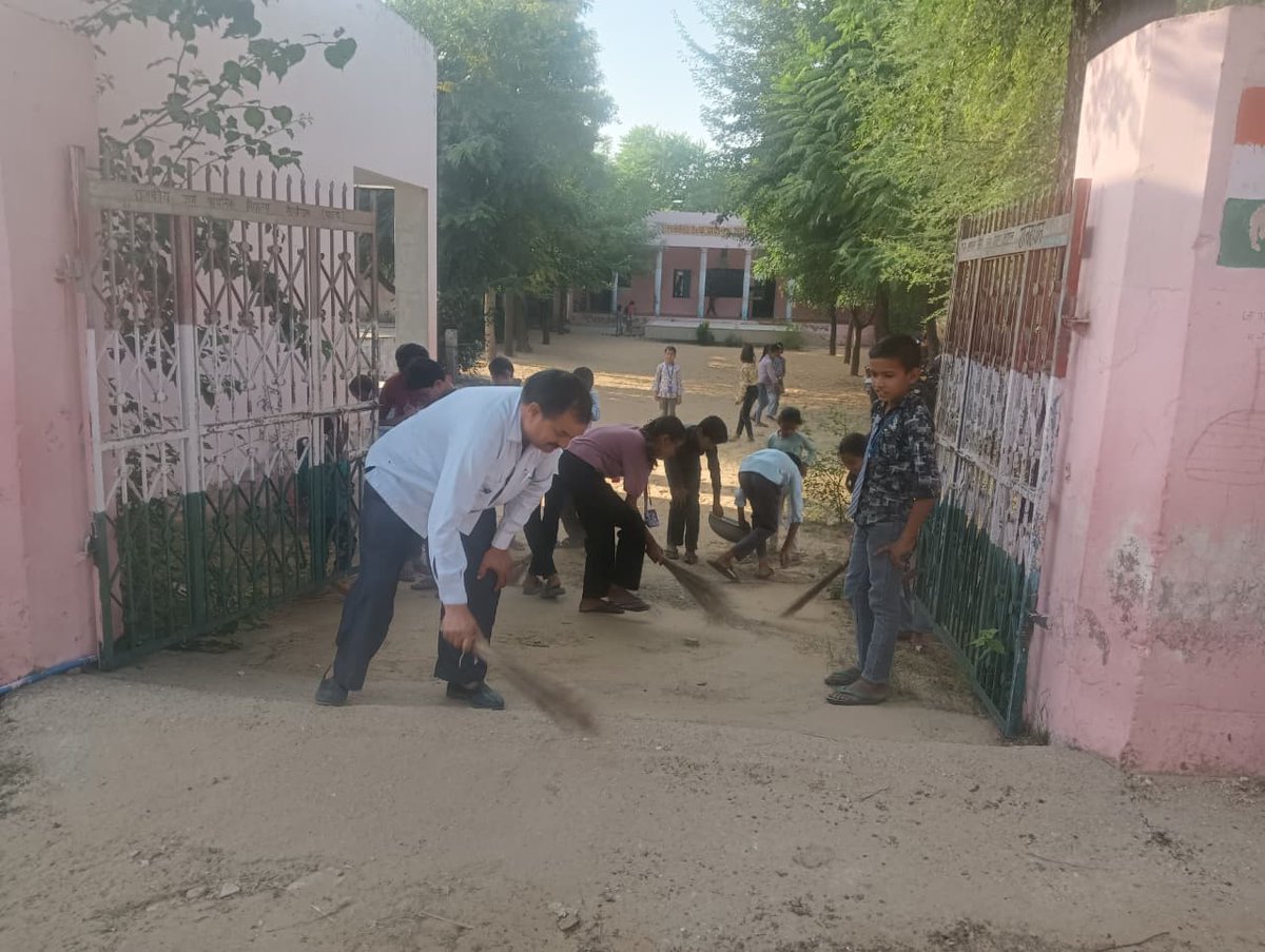 DMDeedwanaKucha's tweet photo. #विकसित_भारत_जन_सेवा_अभियान
#डीडवाना_कुचामन
विकसित भारत जन सेवा अभियान के तहत राष्ट्रव्यापी श्रमदान कार्यक्रम "एक दिन एक घंटा एक साथ" के तहत जिले के राजकीय कार्यालयों में आयोजित हुए स्वच्छता एवं श्रमदान कार्यक्रम |
@DIPRRajasthan
@RajCMO
@swachrajasthan
#vbjsa
#सेवा_की_कहानी https://t.co/G1ZMHI3pWF
