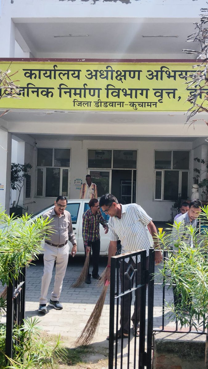 DMDeedwanaKucha's tweet photo. #विकसित_भारत_जन_सेवा_अभियान
#डीडवाना_कुचामन
विकसित भारत जन सेवा अभियान के तहत राष्ट्रव्यापी श्रमदान कार्यक्रम "एक दिन एक घंटा एक साथ" के तहत जिले के राजकीय कार्यालयों में आयोजित हुए स्वच्छता एवं श्रमदान कार्यक्रम |
@DIPRRajasthan
@RajCMO
@swachrajasthan
#vbjsa
#सेवा_की_कहानी https://t.co/JoL6n1pO3e