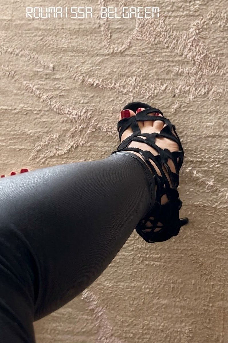 roumifeetlove's tweet photo. Bonjour mes glam ❤️, ce matin j’ai passé 20min à choisir une paire 😏
#mode #style #Classical #talon #Heel #pied #feet #feetfetısh #Nailpolish #rednail #sensuelle #sandale #travail #job #cuir https://t.co/7DxFJ6bA6t