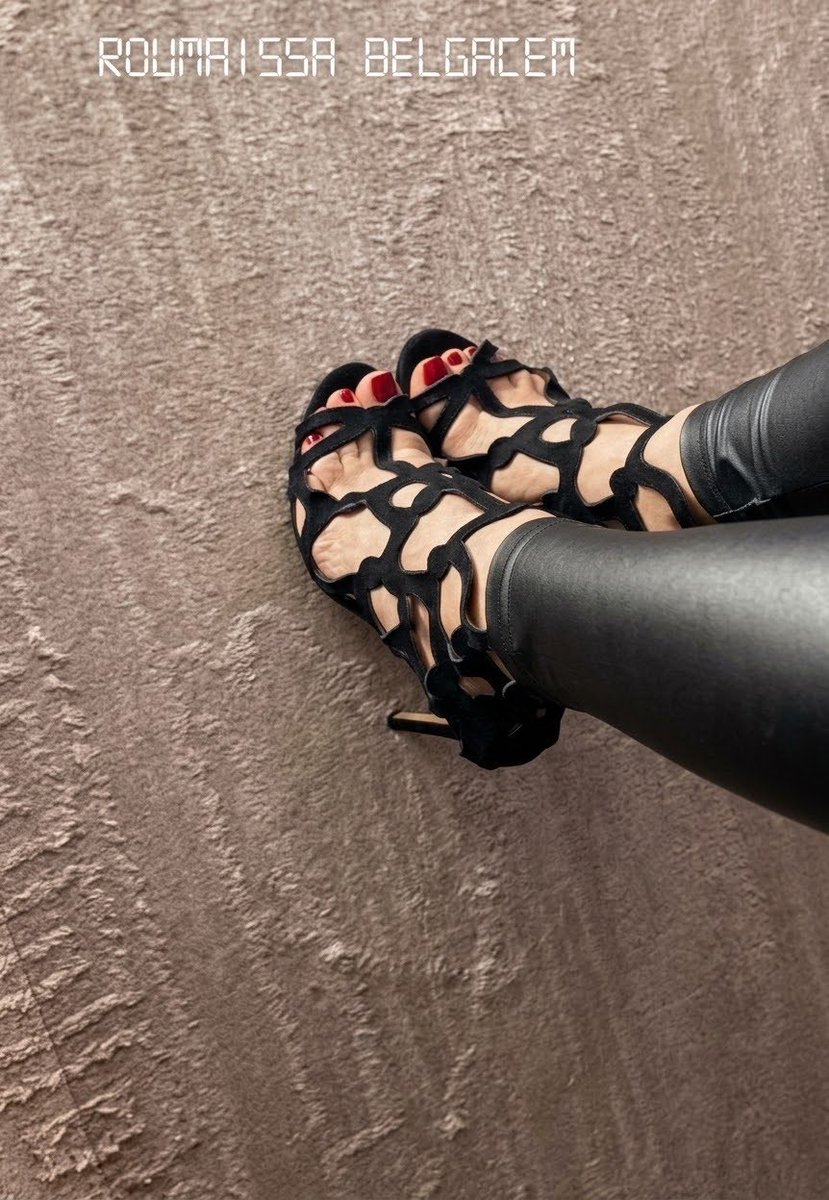 roumifeetlove's tweet photo. Bonjour mes glam ❤️, ce matin j’ai passé 20min à choisir une paire 😏
#mode #style #Classical #talon #Heel #pied #feet #feetfetısh #Nailpolish #rednail #sensuelle #sandale #travail #job #cuir https://t.co/7DxFJ6bA6t