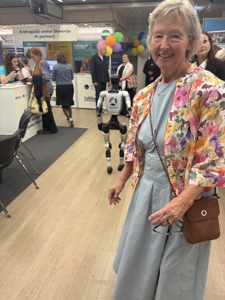 KssSds73115's tweet photo. Tudi po Cankarjevem domu se že sprehaja robot. Marsikaj zna, nima pa človeške topline.@KssSDS https://t.co/DksVZP5ojK