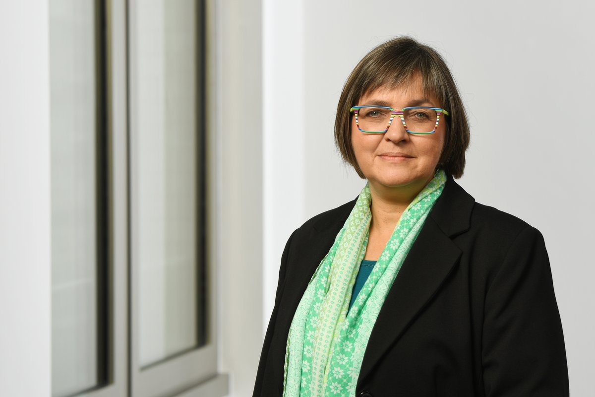 BARMER_RLPSAA's tweet photo. Dunja Kleis, Landesgeschäftsführerin der BARMER in #RLP und im #Saarland, blickt in der neuen Ausgabe des BARMER-Newsletters STANDORTinfo auf die mögliche Rolle neuer Gesundheitsberufe. Sie findet: Wir müssen unsere Fachkräfte besser einsetzen. #PA #APN https://t.co/soSS3CYo03. https://t.co/Om1wwwoM4L