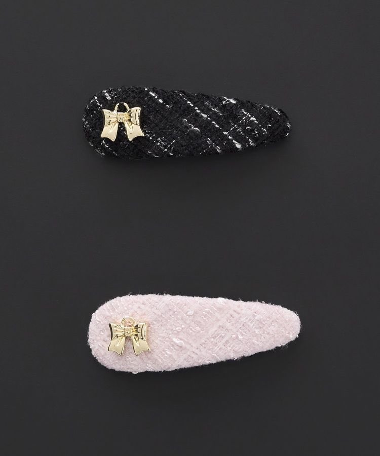MaisondeFLEUR1's tweet photo. ＼本日10/1(thu)20:00～WEB発売🎀／
上品で華やかな「Tweed Series」が登場

ボリュームリボントートや、リボン付きロングポーチ、スリーピンなど、大人フェミニンなアイテムをラインアップ✨

WEB：本日10/1(thu)20:00～
SHOP：10/2(fri)～

全ラインアップはこちら▽
https://t.co/ejZYq5qF0Z https://t.co/SYPMTvgeRU