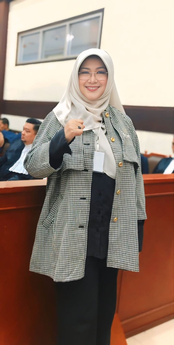 DokterTifa's tweet photo. DI TENGAH SIDANG, DATANG SEBUAH KABAR YANG MELEGAKAN

Kamis, 1 Oktober 2026.

Saya sedang berada di ruang sidang Pengadilan Negeri Jakarta Timur, menjalani Sidang Pokok Perkara.

Hari itu adalah Hari Kesaktian Pancasila.

Di tengah suasana persidangan yang serius, di tengah perjuangan hukum yang sudah berlangsung begitu panjang, tiba-tiba saya mendengar sebuah kabar dari luar ruang sidang.

Komjen Pol. Suyudi Ario Seto resmi dilantik menjadi Kapolri, menggantikan Jenderal Listyo Sigit Prabowo.

Kabar itu terasa berbeda.

Bukan semata-mata karena terjadi pergantian seorang Kapolri.

Tetapi karena bagi saya, pergantian kepemimpinan di institusi penegak hukum selalu membawa harapan baru tentang penegakan hukum, keadilan, profesionalitas dan keberpihakan kepada kebenaran.

Pada hari yang sama, DPR menyetujui Suyudi Ario Seto sebagai Kapolri, setelah Komisi III menyetujuinya secara aklamasi. 

Dan beberapa jam kemudian, Presiden Prabowo Subianto melantiknya sebagai Kapolri. 

Saya tidak tahu apa yang akan terjadi setelah ini.

Saya juga tidak ingin mendahului proses hukum.

Biarlah hukum berjalan. Biarlah fakta berbicara. Biarlah setiap institusi menjalankan kewenangannya secara profesional dan independen.

Tetapi sebagai seorang warga negara yang sedang berhadapan dengan proses hukum, tentu saya berharap satu hal:

Semoga era baru ini menjadi era yang lebih terang bagi penegakan hukum Indonesia.

Saya sedang berada di ruang sidang memperjuangkan apa yang saya yakini.

Dan pada hari yang sama, Indonesia menyaksikan pergantian Kapolri.

Bagi saya, ini bukan sekadar pergantian jabatan.

Ini adalah pergantian zaman yang sedang kita saksikan dari dekat.

Saya tetap di dalam ruang sidang. Tetap tenang. Tetap menghadapi persidangan.

Dan tetap menyerahkan hasil akhirnya kepada Allah SWT, sambil menjalankan ikhtiar manusia sampai batas kemampuan.

Yang kita harapkan dengan pergantian KAPOLRI adalah:

**HUKUM TEGAK.

KEADILAN HADIR.
KEBENARAN MENEMUKAN JALANNYA.**

 Dr. Tifa