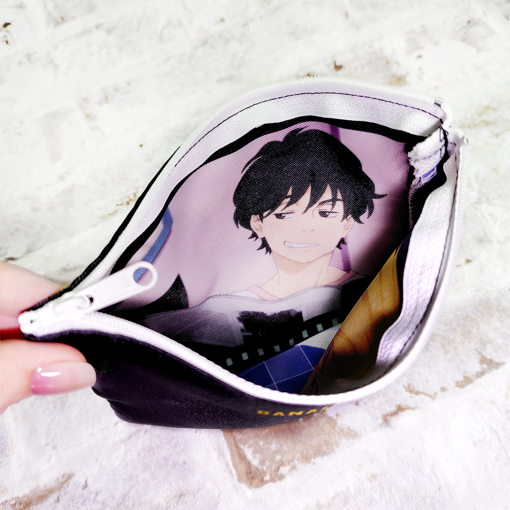 noitaminaaparel's tweet photo. TVアニメ「BANANA FISH」より
【両面プリントポーチ】をご紹介🤗

カチンコやエンドロールをイメージしたデザインのポーチ🎬
ジップを開くと「アッシュ」と「奥村英二」の印象的な場面写が現れる、コスメや小物の収納にも活躍するアイテムです✨

🔍詳細はこちら
https://t.co/ZiLqiPLcYv

#BANANAFISH #アッシュ #奥村英二
