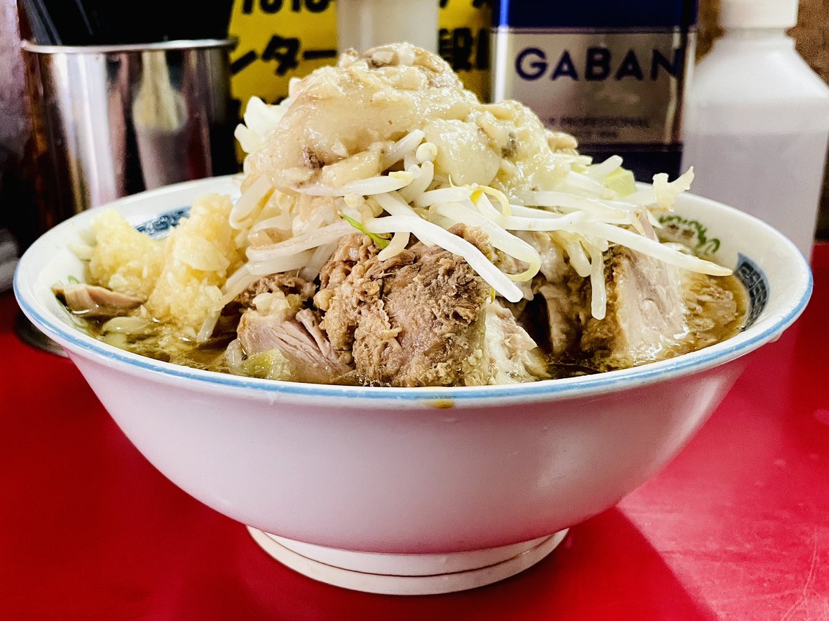 oishiidesyo's tweet photo. ラーメン二郎 目黒店
大豚入り(ヤサイニンニクコラコラ)

初めてのコラコラ。
ちょっとドキドキ。
スープはアツアツ。
豚はホロホロ。
麺はボキボキ。

麺量が多くて最高。
ずっとずっとずっと美味しかった。 https://t.co/ygTtr5WdHJ