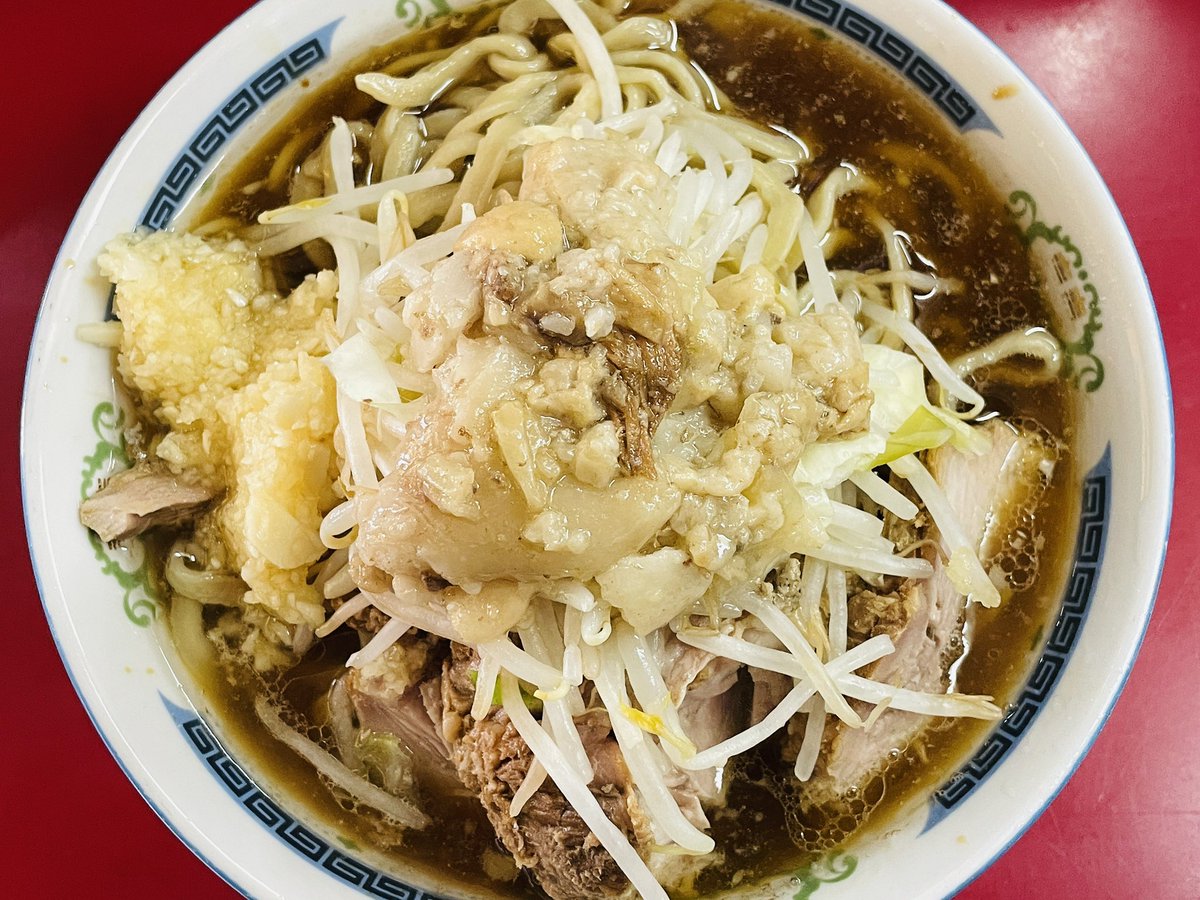 oishiidesyo's tweet photo. ラーメン二郎 目黒店
大豚入り(ヤサイニンニクコラコラ)

初めてのコラコラ。
ちょっとドキドキ。
スープはアツアツ。
豚はホロホロ。
麺はボキボキ。

麺量が多くて最高。
ずっとずっとずっと美味しかった。 https://t.co/ygTtr5WdHJ