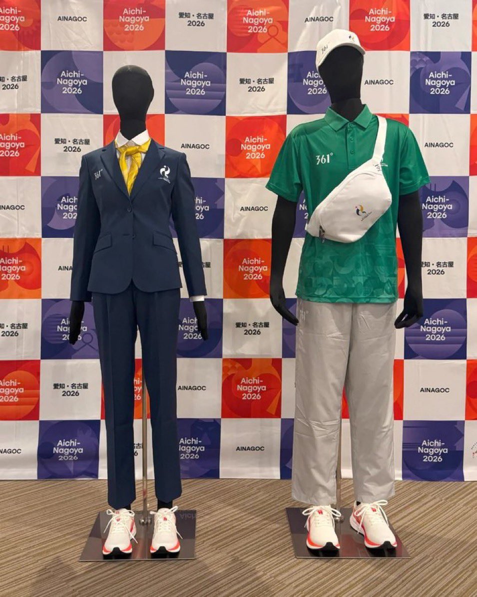 Izumi_Sunagawa's tweet photo. アジア大会中に台湾国旗を出した観客に対し、旗をしまえと威嚇した中国人。

コイツは大会の公式スタッフですらない。

画像のユニフォームが名古屋のアジア大会のスタッフユニフォーム。

運営でもないヤツが観客に「出ていけ」と言う権限は一切ない。

関係者パスを着けてるから中国選手団の関係者なのは間違いない。

大会運営はコイツの越権行為について処罰を与えるべきだろう。

こういうのを放置すると「日本は甘い」と舐めて来て、今後の日本の国際大会で運営に関係ない奴がやりたい放題やるようになる。