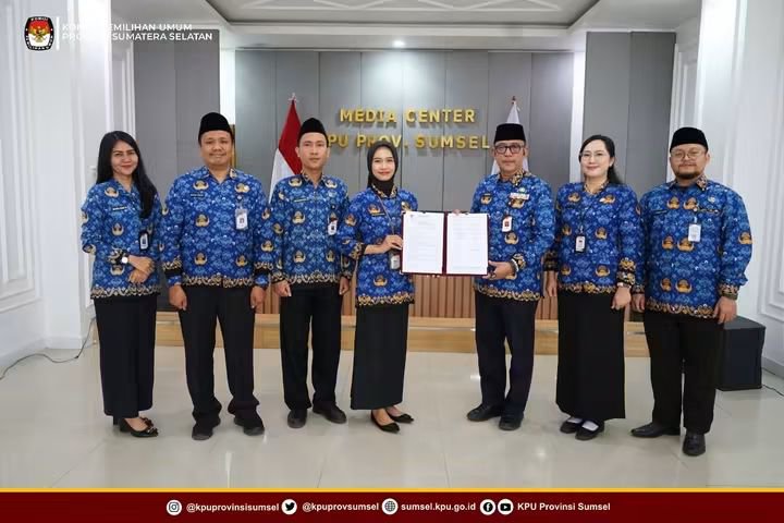 kpusumsel's tweet photo. Palembang— Sebanyak 79 Pegawai Negeri Sipil (PNS) Sekretariat Komisi Pemilihan Umum (KPU) Provinsi Sumatera Selatan dan KPU Kabupaten/Kota se-Sumatera Selatan dilantik pada Kamis (1/10/2026). 

#KPUmelayani https://t.co/Ov7qncscAI