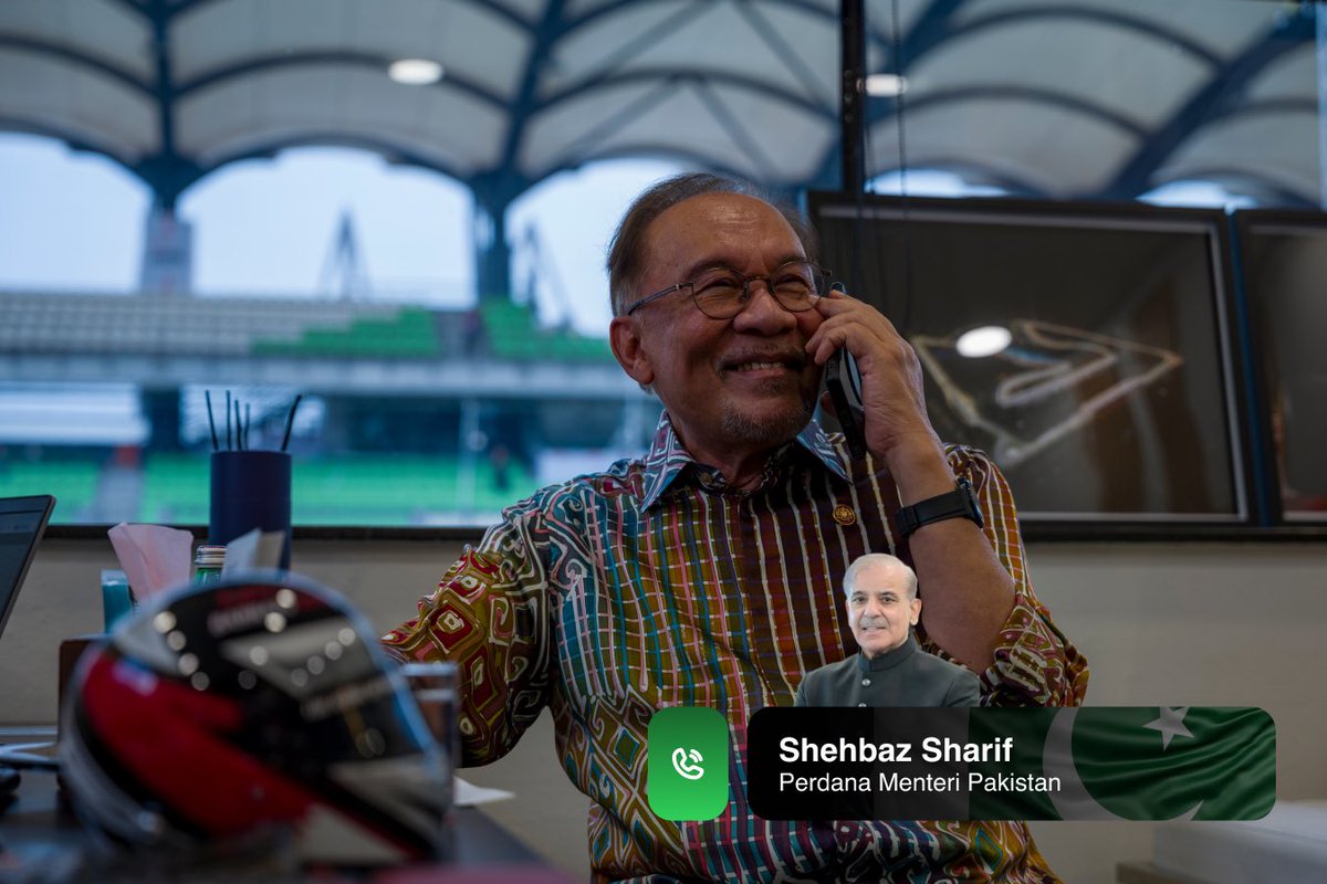 anwaribrahim's tweet photo. Mengadakan perbualan telefon dengan sahabat saya, Perdana Menteri Pakistan, Shehbaz Sharif hari ini bagi bertukar pandangan mengenai perkembangan serantau serta hubungan Malaysia dan Pakistan.

Saya amat menghargai ingatan dan ucapan takziah beliau atas pemergian abang saya, Almarhum Idrus Ibrahim, yang memberi makna besar buat kami sekeluarga dalam saat kehilangan ini.

Beliau juga menitipkan salam takziah kepada Tun Dr Mahathir Mohamad atas pemergian Almarhumah Tun Dr Siti Hasmah Mohamad Ali.

Saya merakamkan penghargaan atas peranan Pakistan dalam mengusahakan rundingan damai antara Amerika Syarikat dan Iran, serta menegaskan bahawa ruang dialog dan diplomasi mesti terus diperkukuh bagi meredakan ketegangan dan membuka jalan kepada keamanan yang berkekalan.

Saya menyampaikan harapan agar kunjungan Ketua Tentera Pakistan, Field Marshal Asim Munir ke Malaysia dapat direalisasikan setelah beberapa kali tertangguh. Saya mengalu-alukan kedatangan beliau pada bila-bila masa yang bersesuaian tanpa perlu terikat dengan aturan protokol rasmi.

Kami turut membincangkan urusan eksport daging yang akan terus disusuli oleh pasukan kedua-dua negara bagi membuka ruang kerjasama yang lebih luas.

Persahabatan Malaysia dan Pakistan harus terus diterjemahkan kepada ikhtiar yang membawa manfaat nyata buat rakyat kedua-dua negara.

🇲🇾🇵🇰

#MalaysiaMADANI
#DiplomasiMADANI
#YakinMADANI