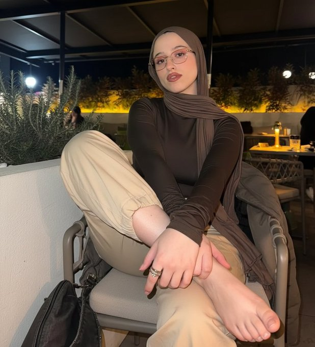 kiwikiwi920's tweet photo. 👨🏻 بصي أنا قاعد معاك هنا عشان أقول لك إن لبسك وطريقتك وطريقة حياتك كلها غلط 

👩🏻 آه وإيه تاني كمل

👨🏻 أيوة هي الطريقة دي مش صح ونزلي رجلك واسمعي 

👩🏻 انا لقيتك عينك مبتروحش من عليها طريقتي دي أنت بتحبها ومبسوط بيها بس بتعمل راجل
👨🏻 لأ طبعا 

👩🏻 طب لبسني الجزمة بوس رجلي
👨🏻 حاضر https://t.co/N9jZZqVMpe