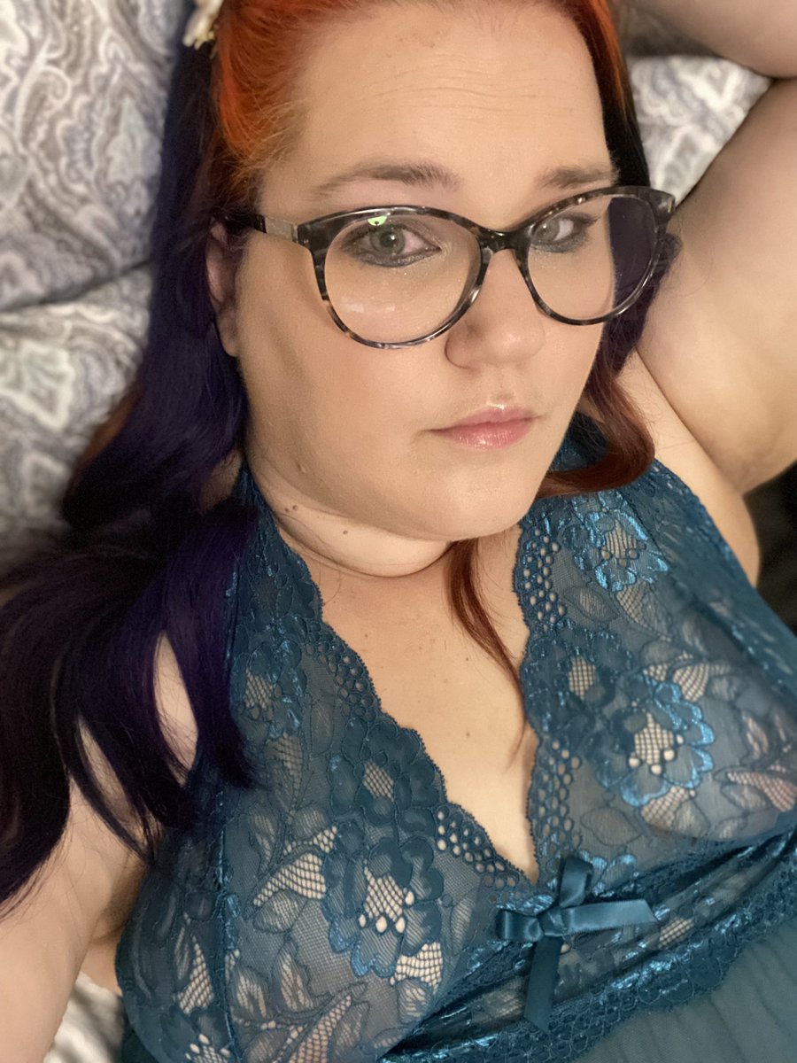 ScarletSolstace's tweet photo. This throne holds the Goddess of Seduction. Send tribute [$scarlettdesires88] and then reap the rewards https://t.co/Pn3OjAwqaI
