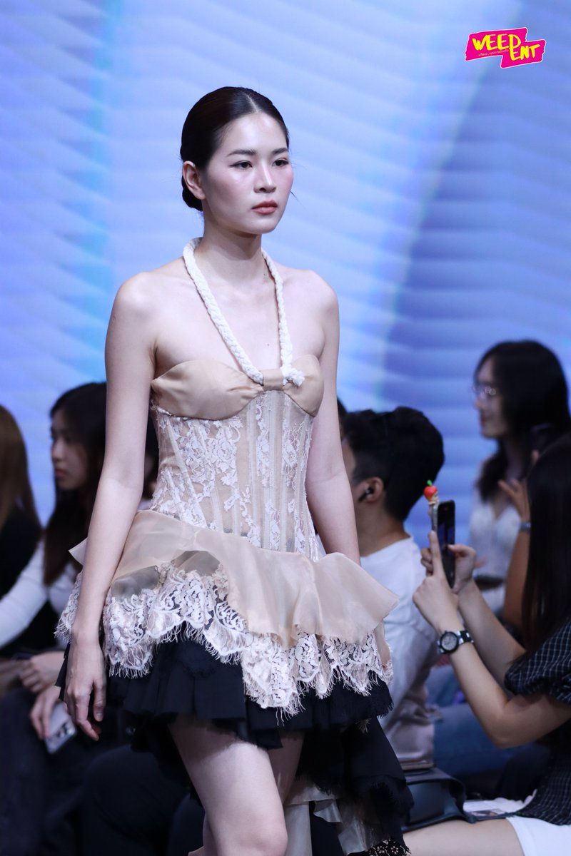 WEED_ENT's tweet photo. " แอปเปิ้ล - มิ้ม " ร่วมเดินแบบแฟชั่นโชว์ในงาน Siam Center Bangkok International Fashion Week 2026: Visionary Stage ✨

APPLEMIM AT SIAM CENTER BIFW26
#SiamCenterBIFW2026xAPPLEMIM
#applelapisara #mimpanthita
#SiamCenterBIFW2026 #BIFW2026 https://t.co/cUlrkk37BG