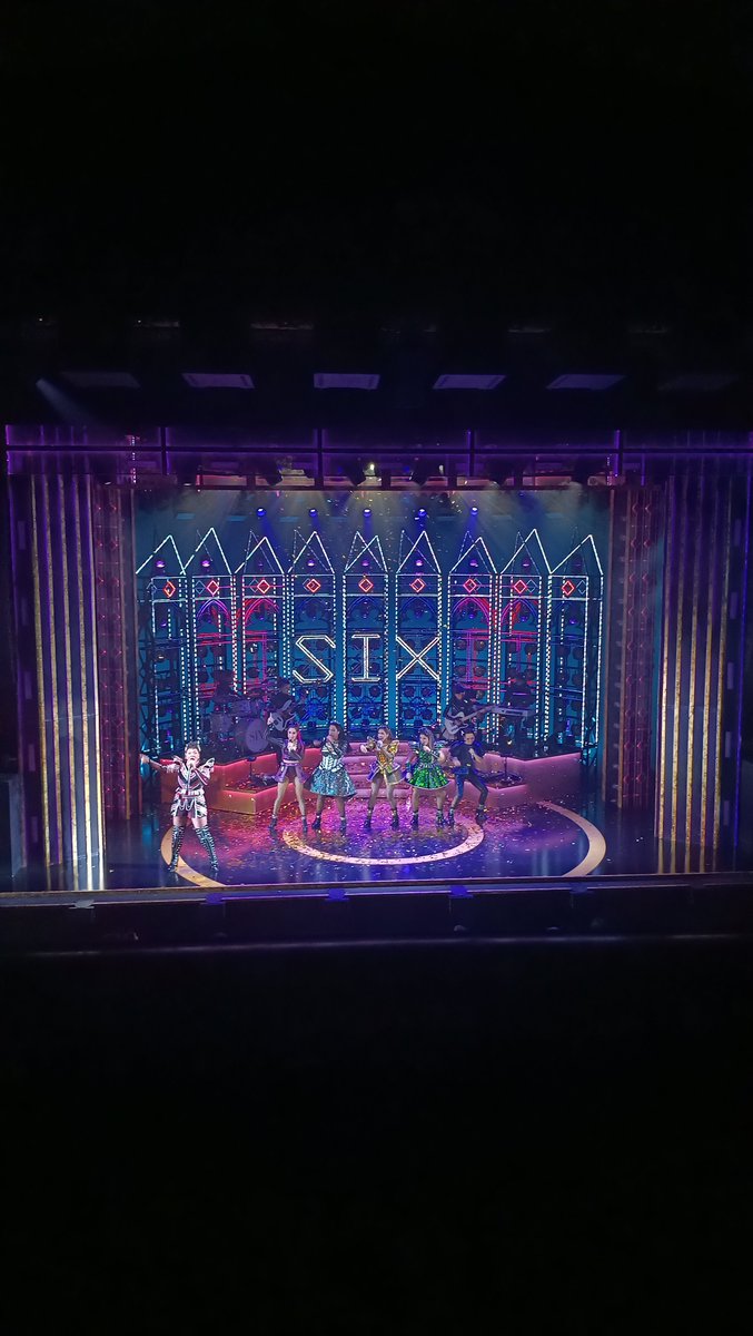 andrea_weasley's tweet photo. Hace una semana fui a ver el musical de Six en Gran Vía y me encantó!! Está muy bien adaptado al español y es un espectáculo chulísimo 💜 https://t.co/iigN3wVs9j