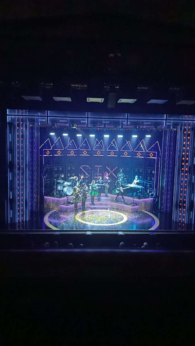 andrea_weasley's tweet photo. Hace una semana fui a ver el musical de Six en Gran Vía y me encantó!! Está muy bien adaptado al español y es un espectáculo chulísimo 💜 https://t.co/iigN3wVs9j