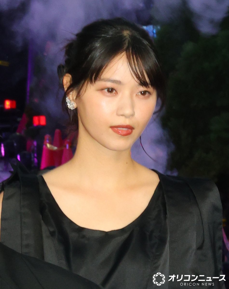 oricon's tweet photo. 西野七瀬、大人っぽさ漂うワンピースで登場
スリットからは美脚がちらり…✨️
https://t.co/m6RMxTVgMf

 #バッドルーテナントトウキョウ @blt_movie_jp https://t.co/E033S0Bama