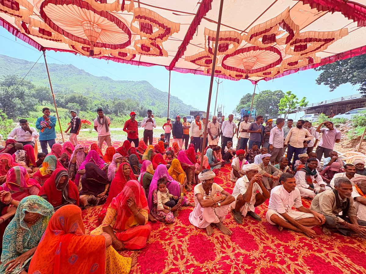 pushkartelibjp's tweet photo. आज गोगुन्दा विधानसभा के मादा ग्राम पंचायत में विभिन्न विकास कार्यों का शिलान्यास एवं भूमि पूजन किया । 
 
इस अवसर पर उप प्रधान श्री लक्ष्मण सिंह जी झाला, मंडल अध्यक्ष श्री निखिल जी कोठारी, पूर्व प्रधान श्री पप्पू जी राणा, मंडल प्रतिनिधि श्री डीसी जी मेघवाल, वरिष्ठ नेता श्री बाबूलाल जी सुथार पूर्व सरपंच श्री गंगाराम जी सागर नाथ जी, महाराज श्री चंदन सिंह जी, श्री नाथु सिंह जी, श्री दौलत सिंह जी, छाली सरपंच श्री गणेश जी खेर, श्री लाल सिंह जी श्री भीम की गमेती सहित सैकड़ो कार्यकर्ता उपस्थित रहे ।

@BhajanlalBjp @madanrrathore @BJP4Rajasthan