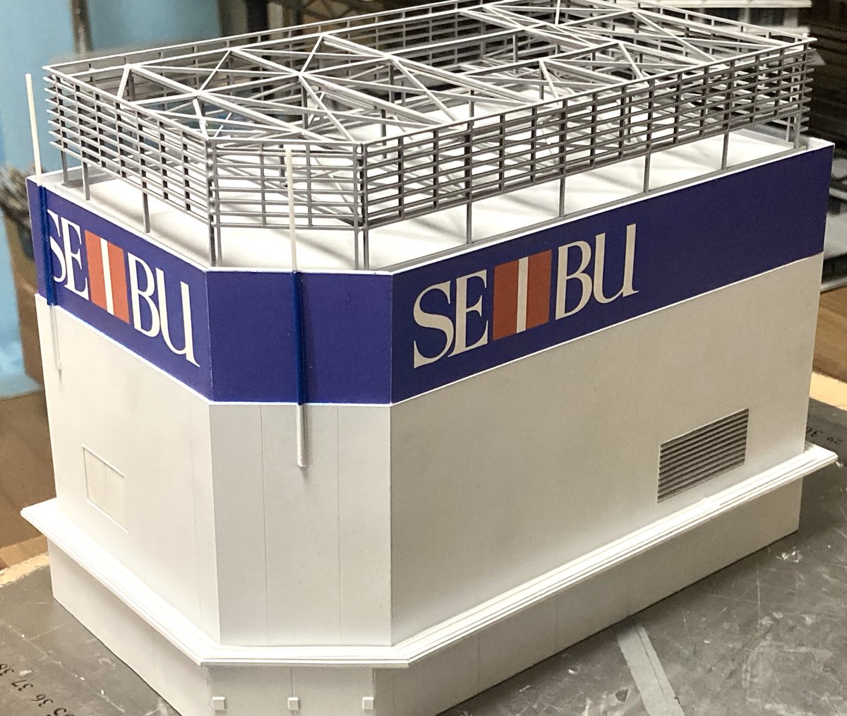 kumakou_model's tweet photo. 【西武渋谷(2026/09/30閉店)】　の模型制作

あの特徴的な見た目を意識して作ってみました！

屋上看板もプラ板から作りました(根性💪)
昔は屋外に出れたらしいですね！

模型の世界でも思い出していただければ幸いです。
※写真は制作中の時のものです。 https://t.co/SyVpirtl8U