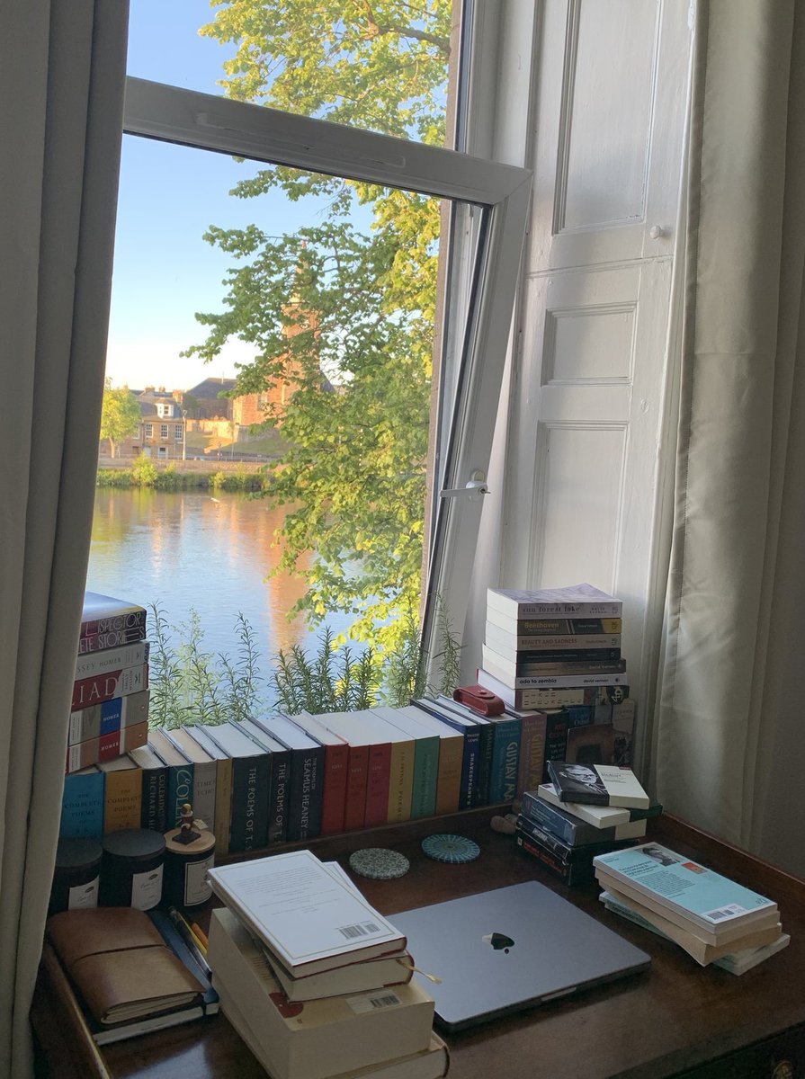 DrDavidVernon's tweet photo. four seasons at my desk https://t.co/UgCttNSJIN