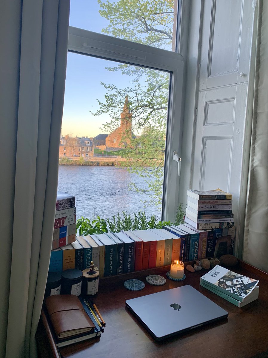 DrDavidVernon's tweet photo. four seasons at my desk https://t.co/UgCttNSJIN