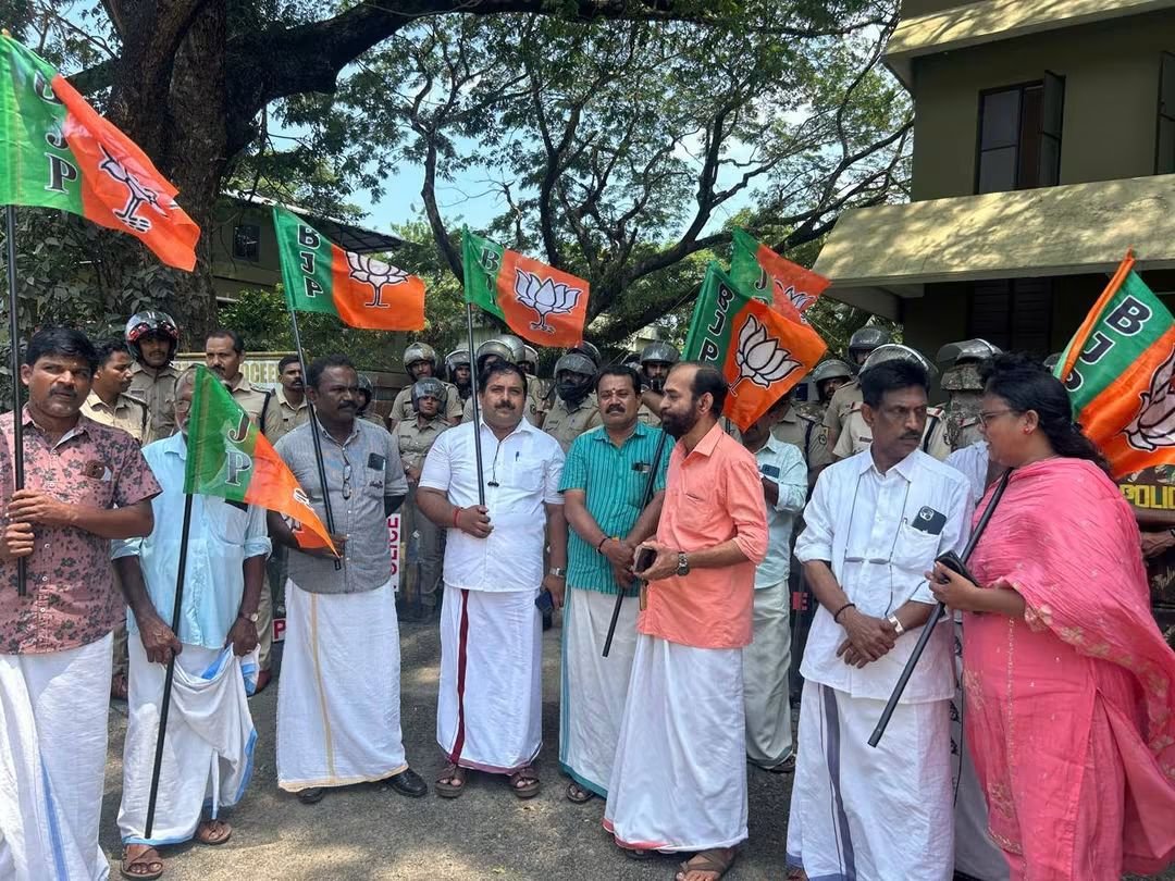 s39991998's tweet photo. ബീ ജെ പി സംസ്ഥാന ഓഫീസിന് നേരേയും നേതാക്കന്മാർക്ക് നേരേയും യൂത്ത് കോൺഗ്രസ് നടത്തിയ അക്രമങ്ങളിൽ പ്രതിഷേധിച്ച് ചേർത്തല പോലീസ് സ്റ്റേഷനിലേക്ക് നടത്തിയ മാർച്ചിനെ അഭിസംബോധന ചെയ്ത് സംസാരിച്ചു https://t.co/VKGw5avkUx