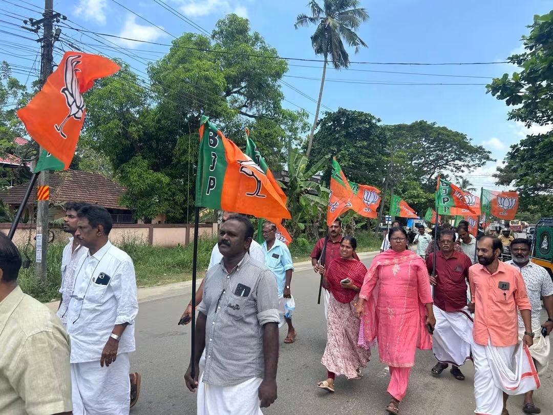 s39991998's tweet photo. ബീ ജെ പി സംസ്ഥാന ഓഫീസിന് നേരേയും നേതാക്കന്മാർക്ക് നേരേയും യൂത്ത് കോൺഗ്രസ് നടത്തിയ അക്രമങ്ങളിൽ പ്രതിഷേധിച്ച് ചേർത്തല പോലീസ് സ്റ്റേഷനിലേക്ക് നടത്തിയ മാർച്ചിനെ അഭിസംബോധന ചെയ്ത് സംസാരിച്ചു https://t.co/VKGw5avkUx