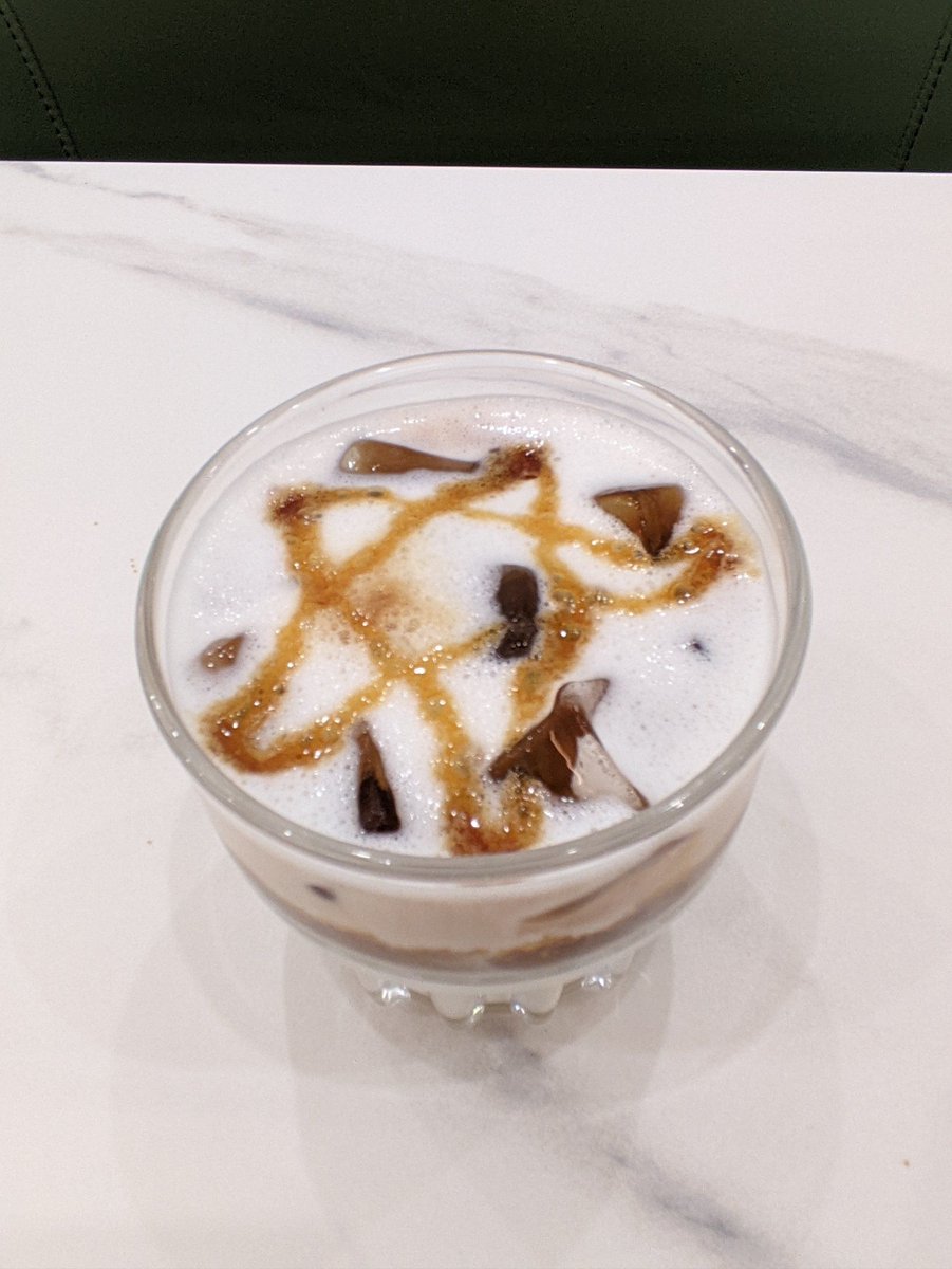 ClassicSnoravj's tweet photo. New coffee shop alert! Their iced lavender latte with honey foam hits differently—first sip made my busy weekday way brighter ， https://t.co/JNe6piUFiy