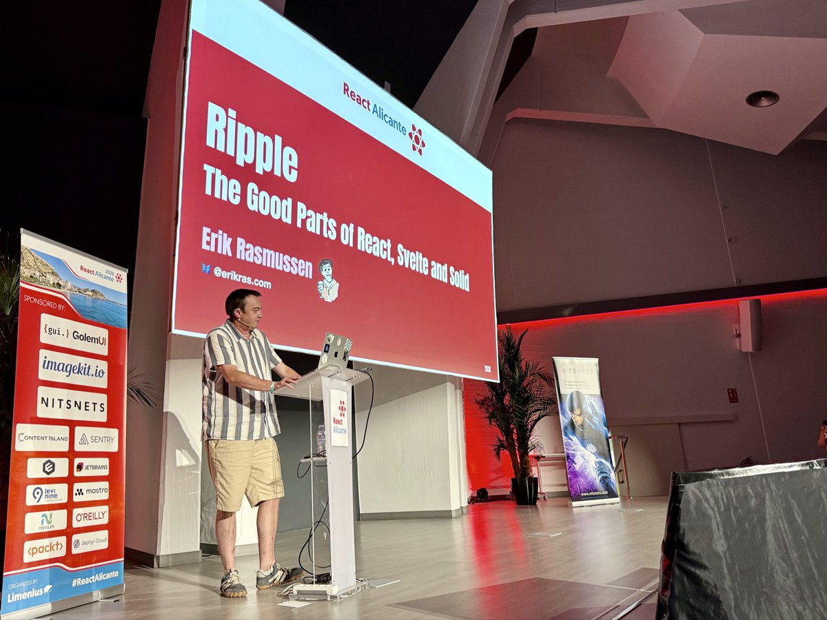 kvmaes's tweet photo. Sometimes I got to absorb the learnings from up close on Day 1 @ReactAlicante https://t.co/WnoBPTVpNA