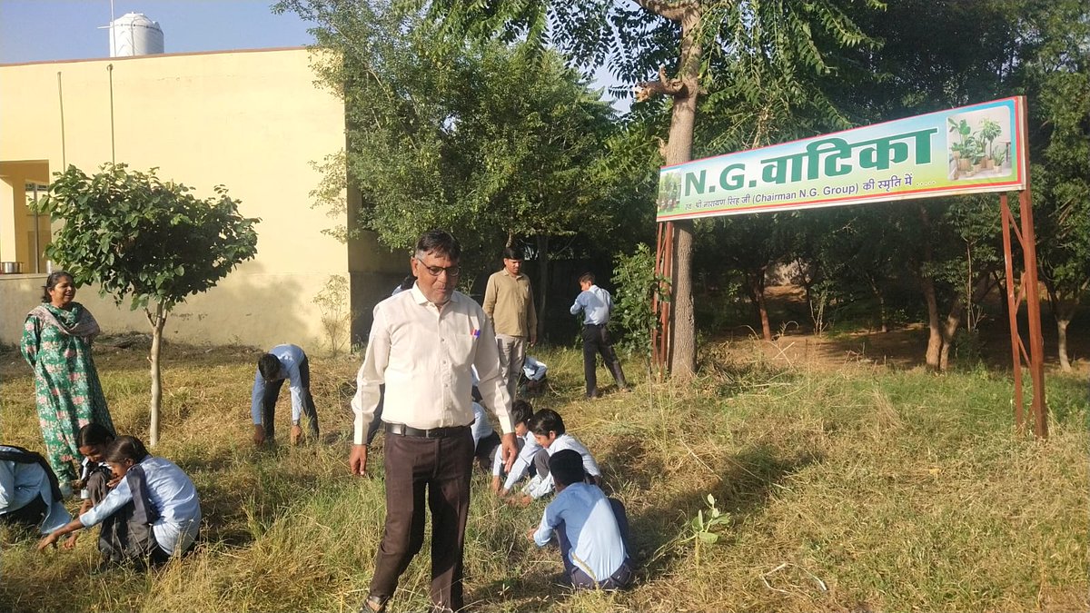 DMDeedwanaKucha's tweet photo. #विकसित_भारत_जन_सेवा_अभियान
#डीडवाना_कुचामन
विकसित भारत जन सेवा अभियान के तहत राष्ट्रव्यापी श्रमदान कार्यक्रम "एक दिन एक घंटा एक साथ" के तहत जिले के राजकीय कार्यालयों में आयोजित हुए स्वच्छता एवं श्रमदान कार्यक्रम |
@DIPRRajasthan
@RajCMO
@swachrajasthan
#vbjsa
#सेवा_की_कहानी https://t.co/JoL6n1pO3e