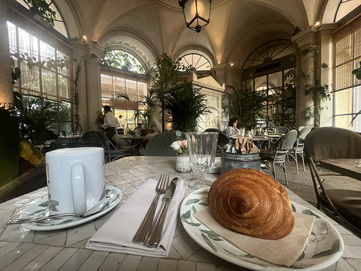 flatbeli's tweet photo. イタリア🇮🇹ミラノ
に到着。
パリと違った形の
オシャレ感が
素敵です https://t.co/6VDlKyVnQH