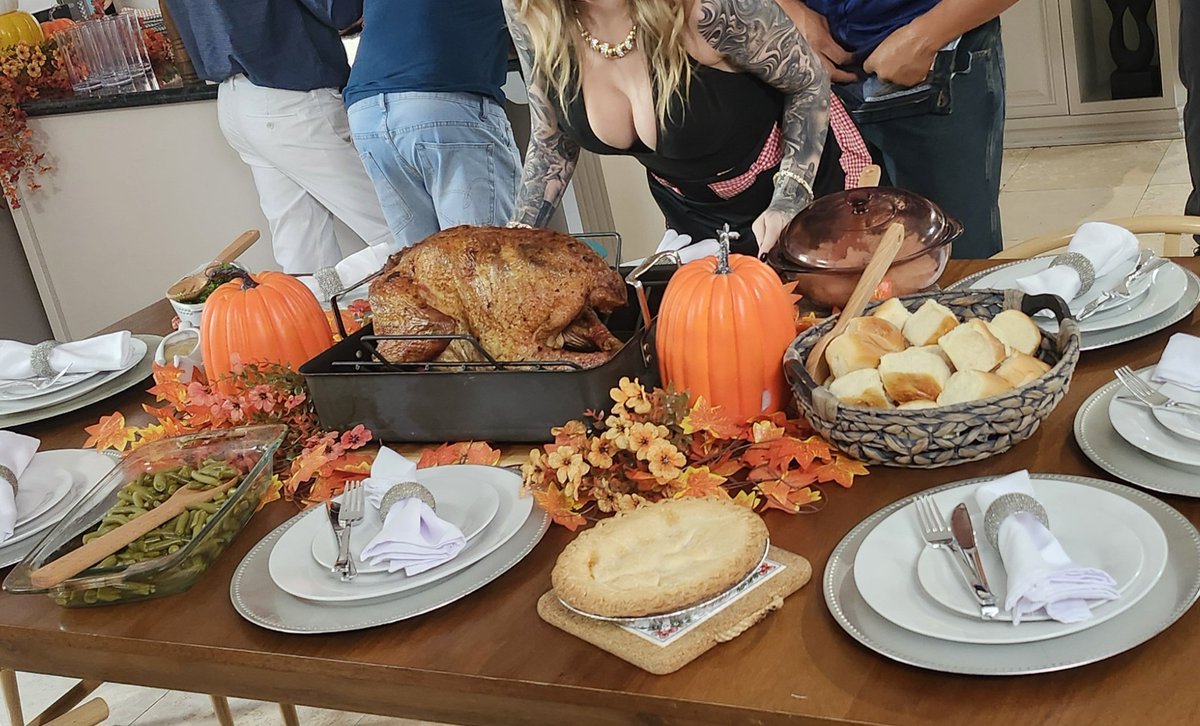 theandyappleton's tweet photo. #Thanksgiving is coming soon... also, I'm an AMAZING cook!#WatchThisSpace https://t.co/crca2sJavy