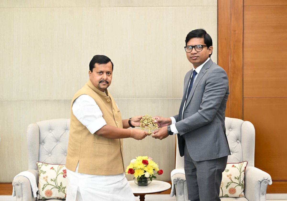BJP4India's tweet photo. A five-member delegation of Sri Lanka’s Janatha Vimukthi Peramuna (JVP), led by General Secretary Tilvin Silva, called on BJP National President Shri @NitinNabin at BJP Headquarters, New Delhi.

The leaders discussed India-Sri Lanka’s deep civilisational and cultural ties, including their shared Buddhist heritage, and exchanged views on governance, welfare, women and youth empowerment, sports and public participation.

Shri Nabin briefed the delegation on the BJP’s organisational journey, grassroots network, Antyodaya philosophy and the #SevaSankalpAbhiyan, while highlighting the role of women and youth in nation-building.

They also discussed strengthening BJP-JVP institutional engagement and closer people-to-people ties. Here are some glimpses from the meet. ⬇️