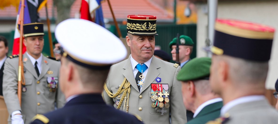 cyprien_ronze's tweet photo. Contrairement à @LeSommierRgis, qui a fait du safari en Ukraine organisé par le Kremlin, le général @nicolas_richoux a fait la guerre, lui, la vraie.

Officier de la Légion d'honneur.
Croix de la valeur militaire (médaille très prestigieuse pour actions héroïques au combat), avec citation à l'ordre de la division.
Croix du combattant.
Médaille d'Outre-Mer.
Médaille de la reconnaissance de la nation (drapeau tricolore sur le cercueil).

Alors, mon cher @LeSommierRgis, une fois n'est pas coutume, je vais être grossier.
Ta gueule.