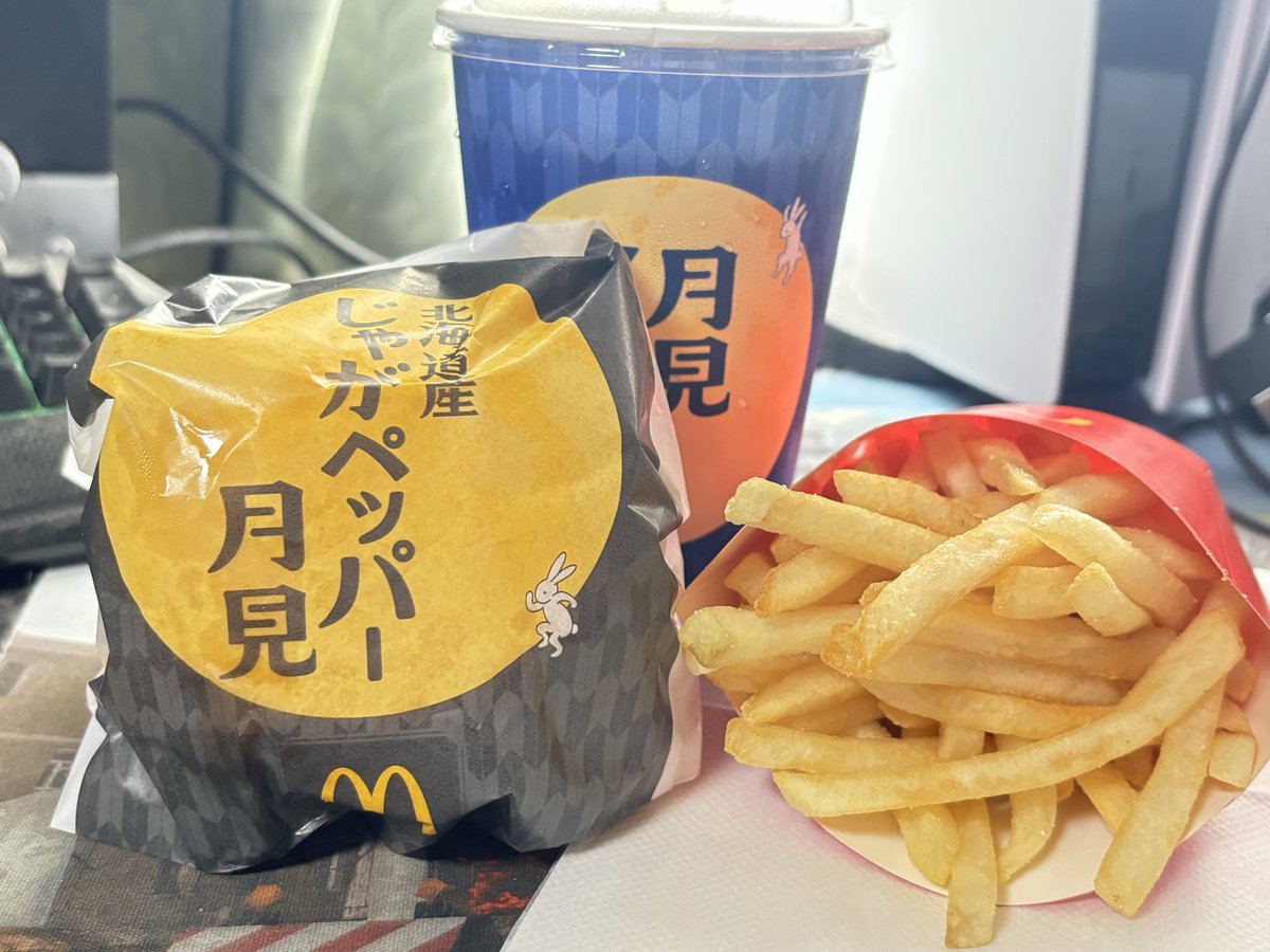 metaru0407's tweet photo. 昼飯載せ忘れてたぜ！
食べたのは『北海道産じゃがペッパー月見』！！
こいつは中々うめえ！！ https://t.co/zeDOixD6aX