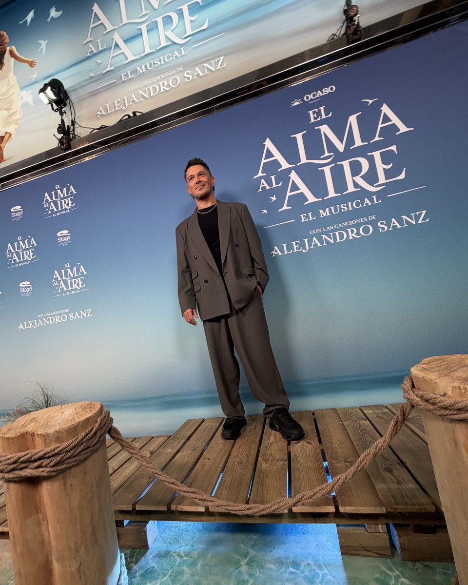 AlejandroSanz's tweet photo. Hay algo realmente emocionante en ver cómo tus canciones encuentran una vida que nunca imaginaste para ellas.
Tanto talento, trabajo y cariño para convertirlas en una historia nueva. El sueño de cualquier compositor hecho realidad, superando todas mis expectativas. GRACIAS por dejaros el alma al aire en esta obra de arte, gracias a todas y cada una de las personas que ha elevado esto para hacernos vivir tanta belleza. 
Cuando la vida te regala algo así, solo queda disfrutarlo.
Hoy el viento de Levante sube el telón de El alma al aire ❤️🙏
